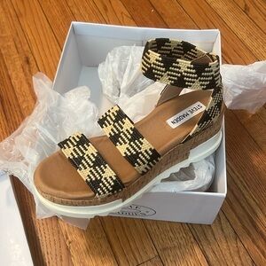 Steve Madden sandal beige and black 1 1/2” platform new
